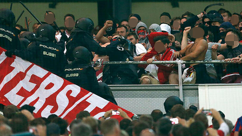 Die Polizei geht auf mitgereiste Bayern-Fans los. Die Polizei geht auf mitgereiste Bayern-Fans los.