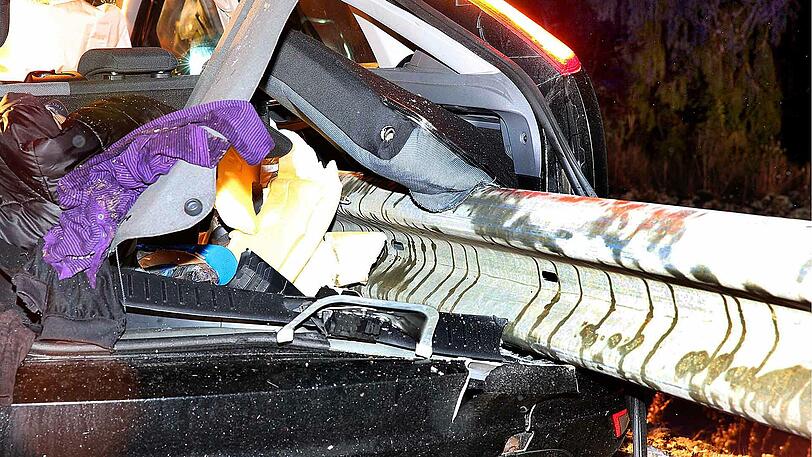 Die Leitplanke durchbohrte die Beifahrerseite des Wagens - der Fahrer erlitt glücklicherweise keine Verletzungen. Die Bilder vom Unfallort.