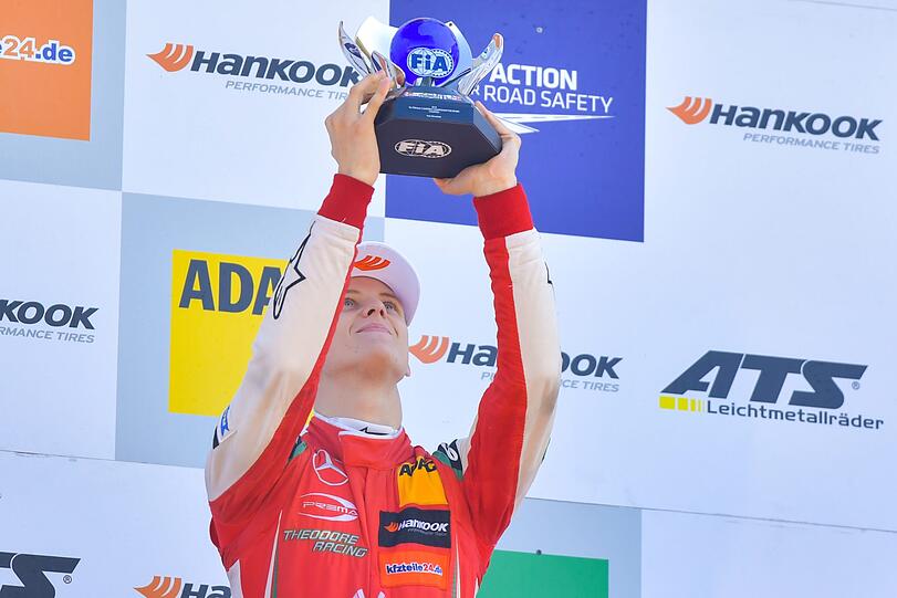 Stemmt auf der Tribüne in Hockenheim die Siegertrophäe empor: Mick Schumacher.