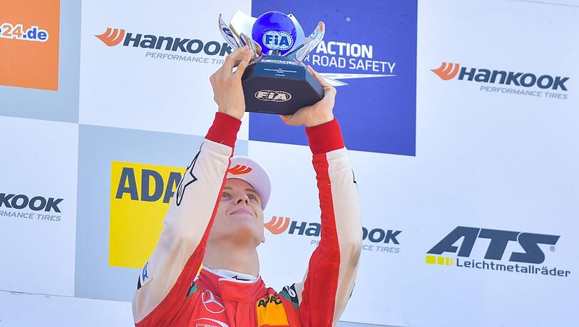 Stemmt auf der Tribüne in Hockenheim die Siegertrophäe empor: Mick Schumacher. Stemmt auf der Tribüne in Hockenheim die Siegertrophäe empor: Mick Schumacher.