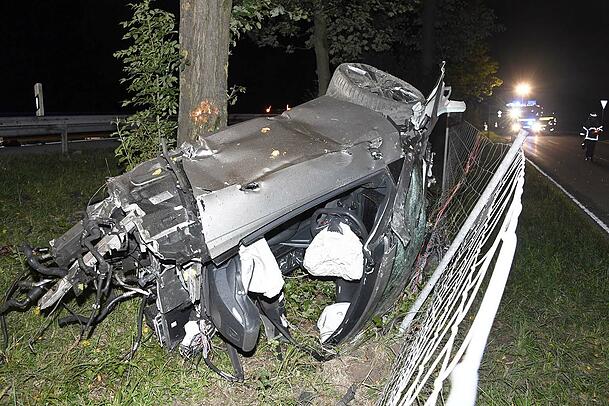 Der Unfallwagen – vollkommen zerstört. Der Unfallwagen – vollkommen zerstört.