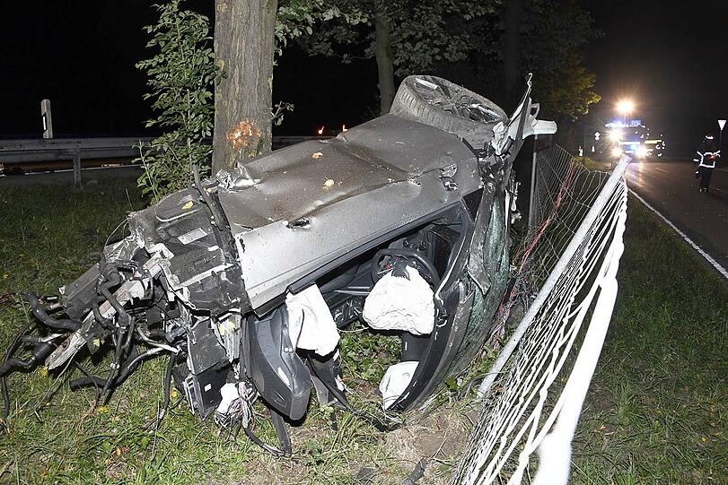 Bei einem schweren Unfall auf der A95 Richtung Garmisch in Höhe des Autobahnkreuzes Starnberg verunglückte ein Sportwagen. Ein Person kam dabei ums Leben, eine weitere wurde schwer verletzt.