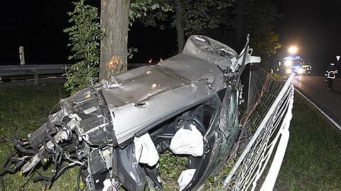 Bei dem schweren Unfall auf der A95 Richtung Garmisch in Höhe des Autobahnkreuzes Starnberg verunglückte der Sportwagen.
