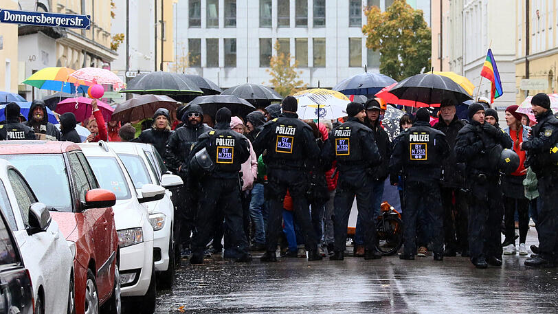 Die Bilder von der Pegida-Kundgebung in Neuhausen rund um den Rotkreuzplatz