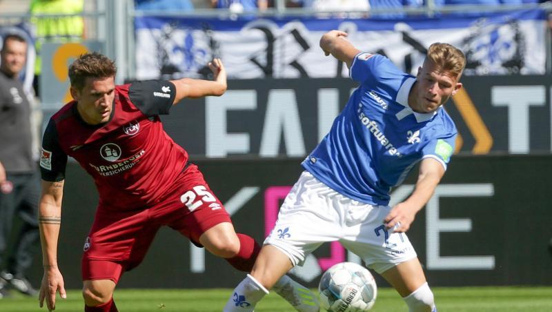 Oliver Sorg aus Nürnberg und der Darmstädter Tim Skarke (l-r.) im Zweikampf um den Ball. Foto: Hasan Bratic Oliver Sorg aus Nürnberg und der Darmstädter Tim Skarke (l-r.) im Zweikampf um den Ball. Foto: Hasan Bratic