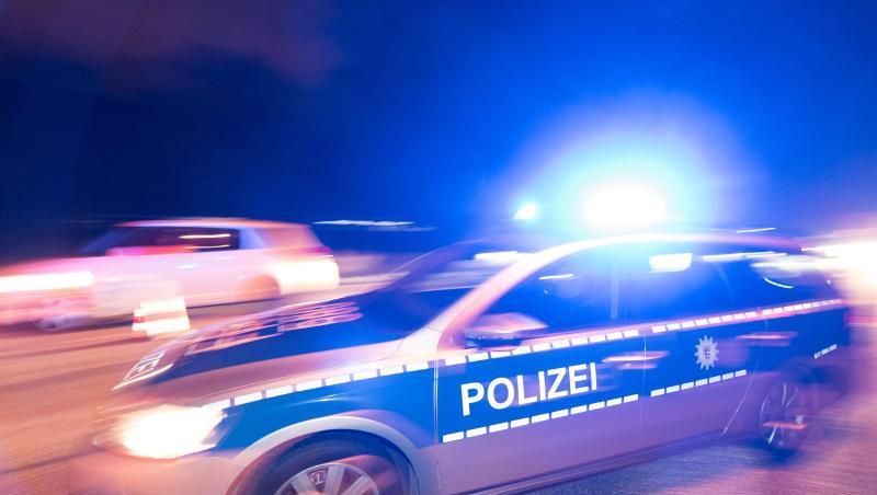 Ein Polizeifahrzeug steht mit Blaulicht auf der Straße. Foto: Patrick Seeger/dpa/Symbolbild Ein Polizeifahrzeug steht mit Blaulicht auf der Straße. Foto: Patrick Seeger/dpa/Symbolbild