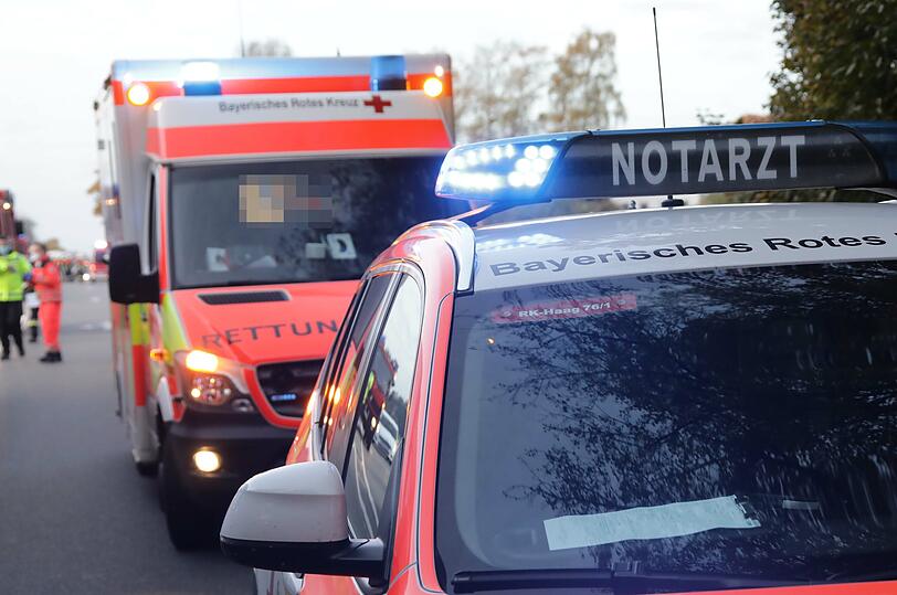 Wegen eines medizinischen Notfalls musste der Fahrer seinen mit rund 30 Kindern besetzten Schulbus anhalten - im Gegenverkehr kam es daher zu einem Auffahrunfall.