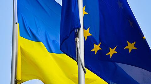 Die Fahnen der Ukraine und der EU.