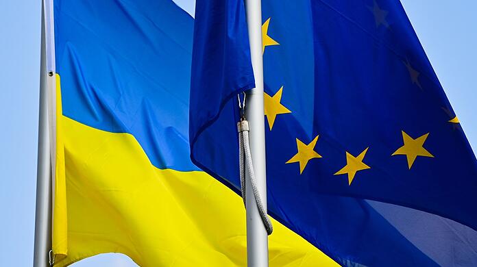 Die Fahnen der Ukraine und der EU.