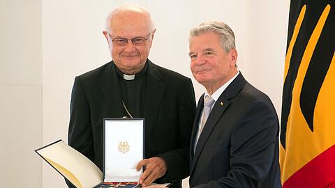 Robert Zollitsch (l) war im Jahr 2014 von Bundespräsident Joachim Gauck mit dem Bundesverdienstkreuz ausgezeichnet worden.