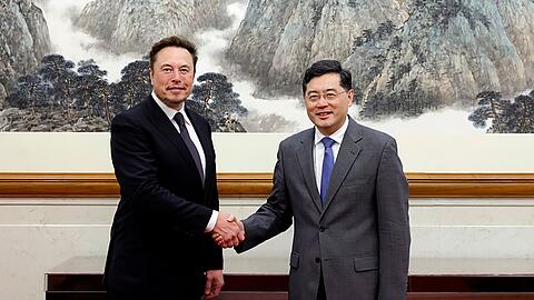 Chinas Außenminister Qin Gang (r) und Tech-Milliardär Elon Musk führten gemeinsame Gespräche.