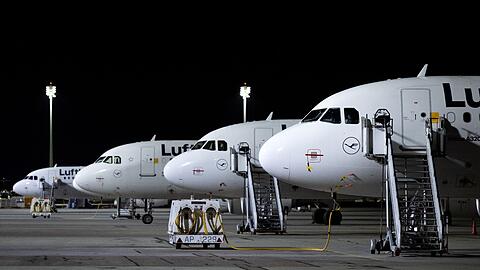Flugzeuge der Lufthansa stehen am Flughafen München auf dem Vorfeld.