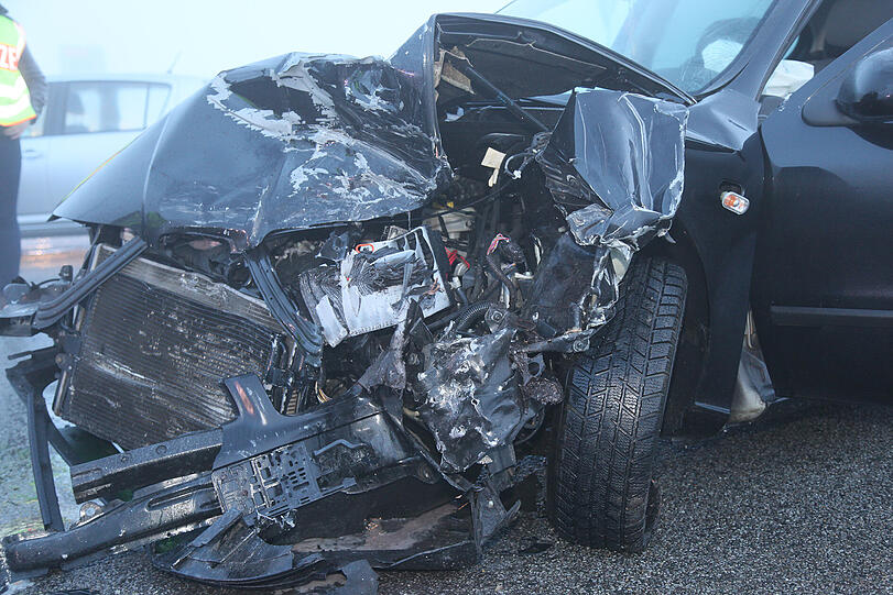 Es ist neblig am Mittwochmorgen, als eine junge Autofahrerin beim Linksabbiegen ein entgegenkommendes Auto übersieht. Es kommt zum Crash.