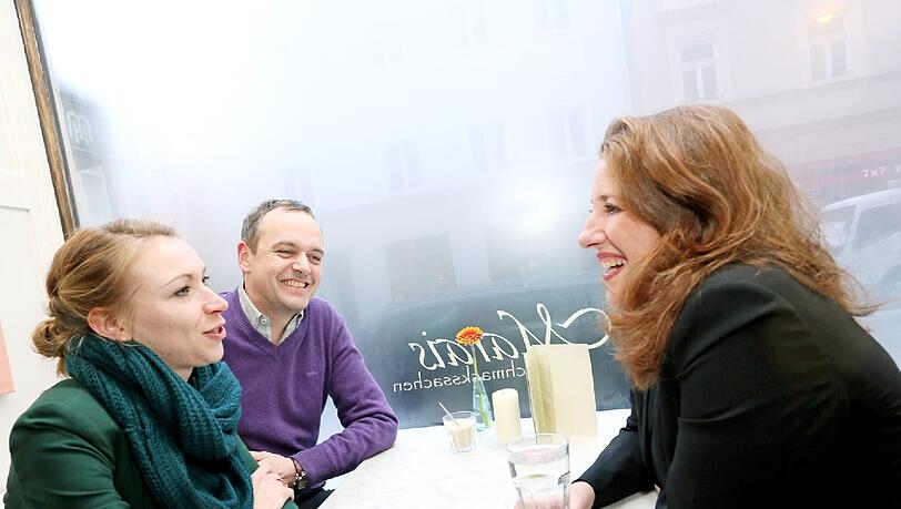 Die AZ-Redakteure Laura Kaufmann (l.) und Michael Schilling im Gespräch mit Luise Kinseher. Die AZ-Redakteure Laura Kaufmann (l.) und Michael Schilling im Gespräch mit Luise Kinseher.