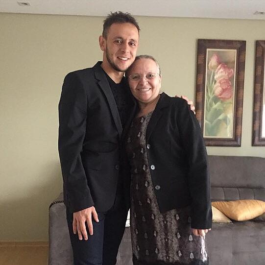 Wir dürfen vorstellen: "Mama Rafinha". Der Bayern-Abwehrspieler postete das Bild von sich und seiner Mutter auf Facebook.