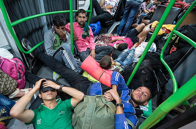 Tausende Flüchtlinge warten in den frühen Morgenstunden in Bussen vor dem Ostbahnhof in Budapest  auf ihren Weitertransport nach Österreich.
