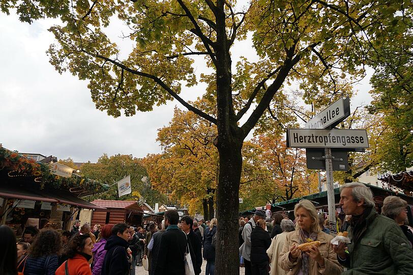 Seit Samstag gibts auf der "Auer Dult" neben Kinderkarussels auch wieder jede Menge Trödel, Raritäten und Antiquitäten.