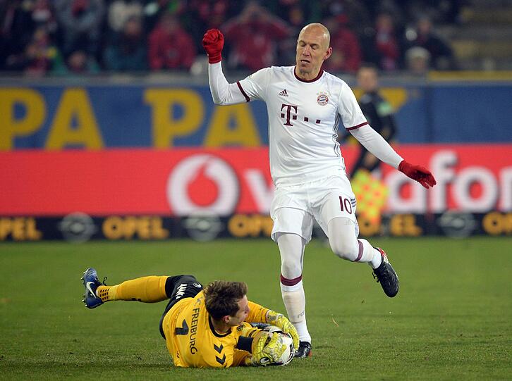 ARJEN ROBBEN NOTE 3:
Vom Holländer kamen über die rechten Seite einige gute Anspiele und Chip-Bälle in die Spitze. Kurz vor seinem 33. Geburtstag (Montag) zündete er jedoch selten den Turbo.
