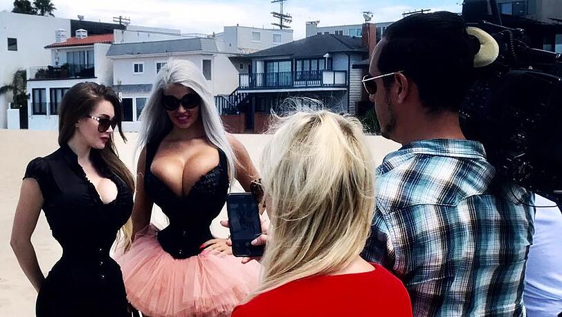 Sophia Vegas dreht gemeinsam mit Pixee Fox. Die Schwedin ließ sich sechs Rippen entfernen. Sophia Vegas dreht gemeinsam mit Pixee Fox. Die Schwedin ließ sich sechs Rippen entfernen.