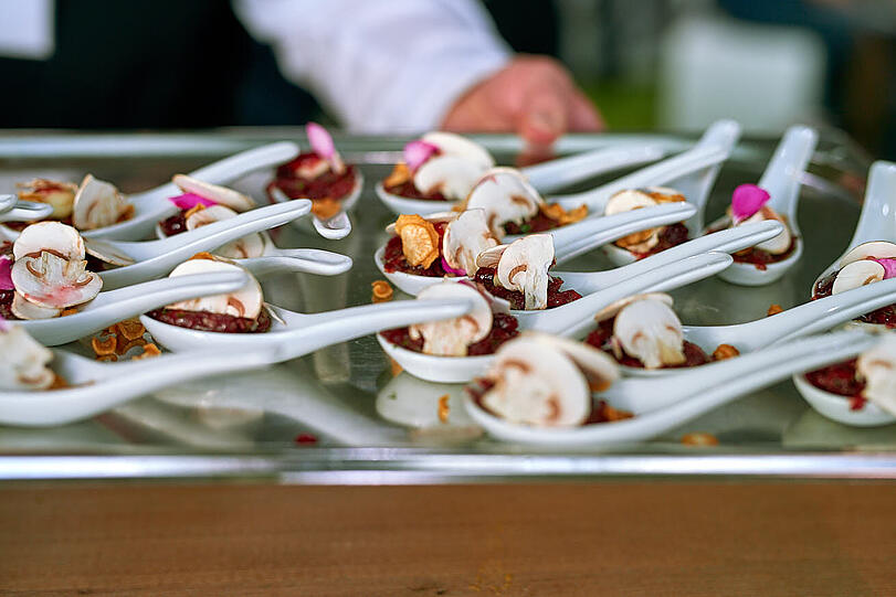 Bunte Foodkreationen bei der Bühnenshow auf der WeinTour.