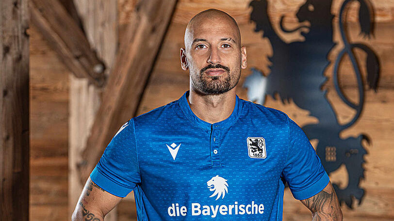 Timo Gebhart posiert im neuen Wiesn-Trikot.
