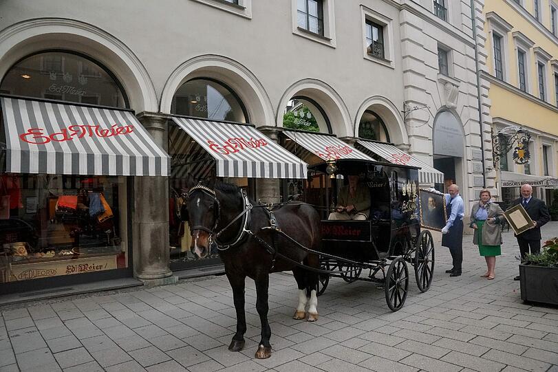 Stilecht mit Kutsche: Die letzten und wichtigsten Gegenstände bringen Peter Eduard Meier und seine Schwester Brigitte selbst ins neue Geschäft in der Brienner Straße.