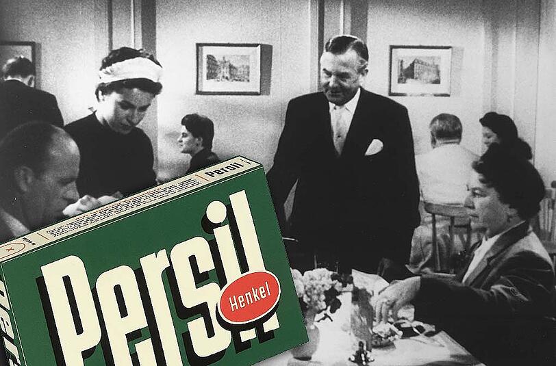 Die Werbung, die Geschichte geschrieben hat: Die Darsteller Liesl Karlstadt und Beppo Brem spielen, am Tisch sitzend, ein Ehepaar im ersten Spot im deutschen Fernsehen.