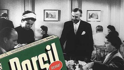 Die Werbung, die Geschichte geschrieben hat: Die Darsteller Liesl Karlstadt und Beppo Brem spielen, am Tisch sitzend, ein Ehepaar im ersten Spot im deutschen Fernsehen.