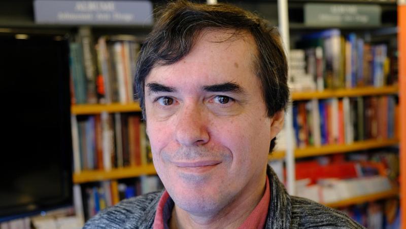 Mircea Cartarescu steht vor einer Bücherwand in der Buchhandlung Humanitas. Foto: Birgit Zimmermann/Archiv Mircea Cartarescu steht vor einer Bücherwand in der Buchhandlung Humanitas. Foto: Birgit Zimmermann/Archiv