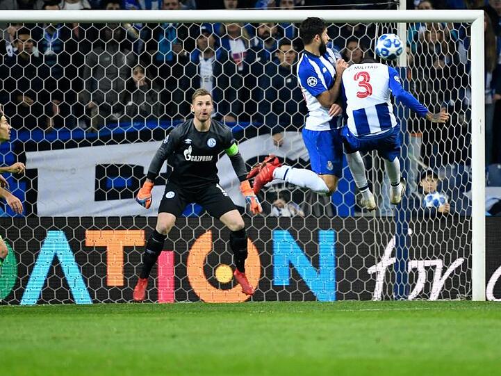 Eder Militao (r) traf nach dem Seitenwechsel per Kopf zum 1:0 für Porto.