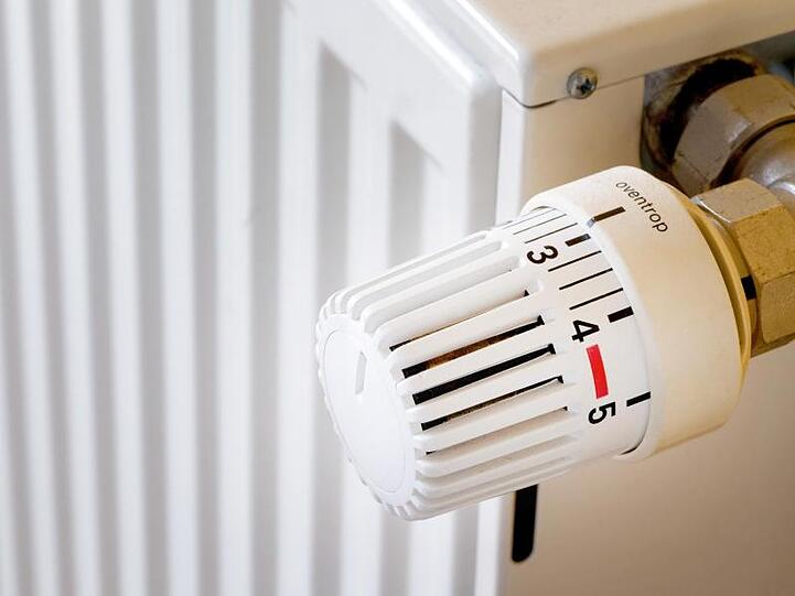 Eine Heizung mit aufgedrehtem Heizungsthermostat in einer Wohnung.