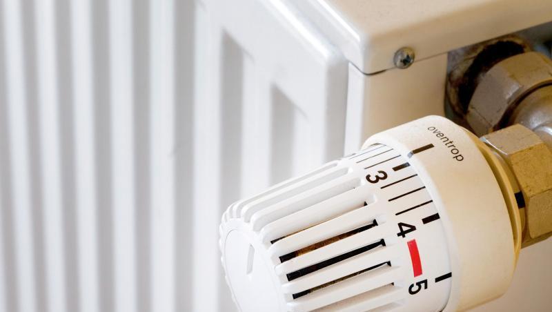 Eine Heizung mit aufgedrehtem Heizungsthermostat in einer Wohnung. Eine Heizung mit aufgedrehtem Heizungsthermostat in einer Wohnung.