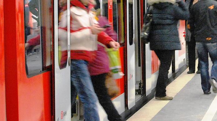 Gegen die 60-Jährige - sie ist nach eigenen Angaben Nichtraucherin und findet Rauchen gefährlich - wird wegen gefährlicher Körperverletzung ermittelt. (Symbolbild)