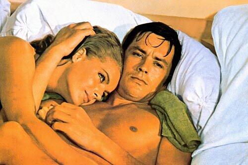 Hier teilen sich Romy Schneider und Alain Delon das Bett. Vielleicht hätte es auch ihrer Beziehung gut getan, hätten sie öfter mal getrennt geschlafen.