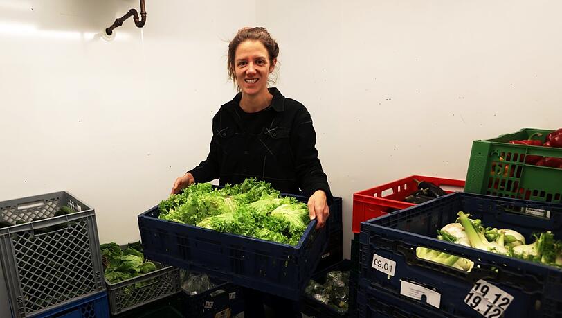 Judith Stiegelmayr zeigt gerettete Lebensmittel in der Community Kitchen. Judith Stiegelmayr zeigt gerettete Lebensmittel in der Community Kitchen.