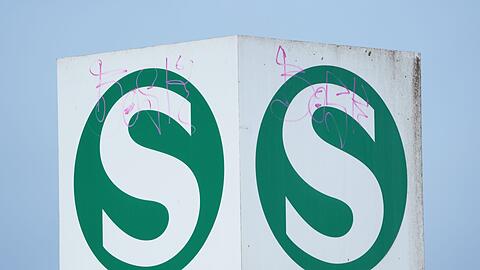 Das Logo der S-Bahn am Bahnhof.