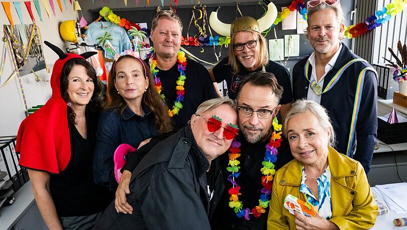 Im neuen Münster-"Tatort" feiern Thiel (Axel Prahl, vorne links) und Boerne (Jan Josef Liefers, vorne rechts) Karneval.