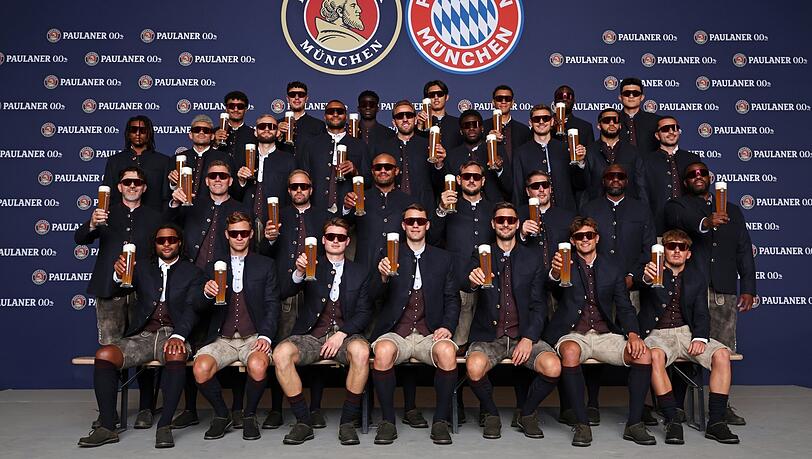 Bitte recht freundlich und cool: Die Mannschaft des FC Bayern zeigt sich beim traditionellen Lederhosen-Shooting von Paulaner bereits in Tracht gekleidet. Bitte recht freundlich und cool: Die Mannschaft des FC Bayern zeigt sich beim traditionellen Lederhosen-Shooting von Paulaner bereits in Tracht gekleidet.