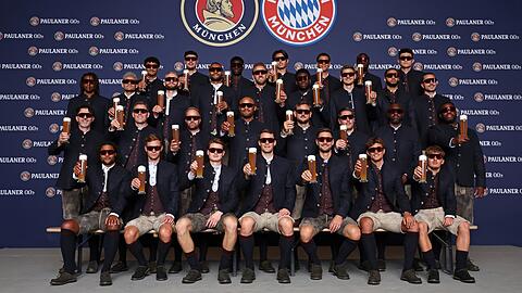 Bitte recht freundlich und cool: Die Mannschaft des FC Bayern zeigt sich beim traditionellen Lederhosen-Shooting von Paulaner bereits in Tracht gekleidet.
