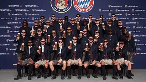 Bitte recht freundlich und cool: Die Mannschaft des FC Bayern zeigt sich beim traditionellen Lederhosen-Shooting von Paulaner bereits in Tracht gekleidet.