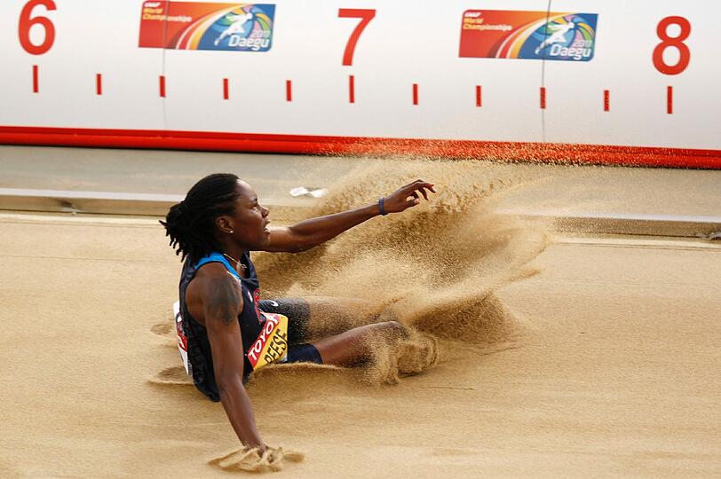 Fängt mit der Hand den Landeschwung ab: Brittney Reese aus den USA.