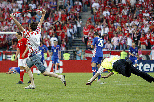 Dieser kroatische Fan ist schneller, als die Security erlaubt.
