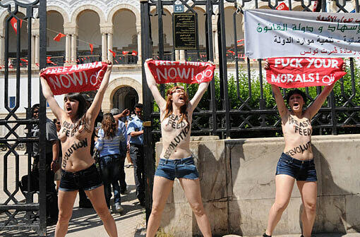 Aktivistinnen der internationalen Feministinnengruppe Femen demonstrieren am 29.05.2013 vor dem Justizministerium in Tunis.