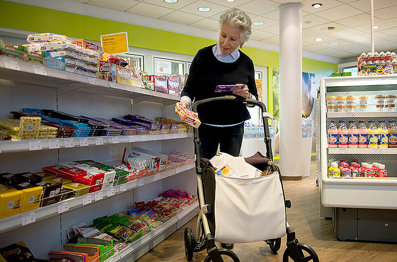 Ein Rollator mit Einkaufstasche, der den Supermarkt-Besuch erleichtert.