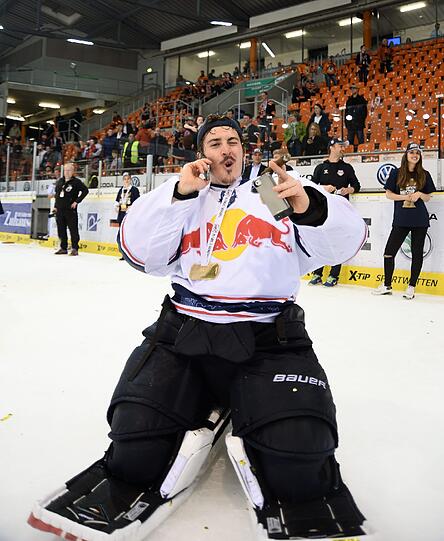 Goalie David Leggio mit Sieger Zigarre.