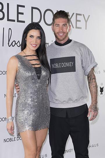 Nach sechs Jahren Beziehung und drei gemeinsamen Kindern machte Real-Madrid-Kicker Sergio Ramos seiner Pilar Rubio einen Heiratsantrag - bei einem romantischen Dinner im Juli 2018.
