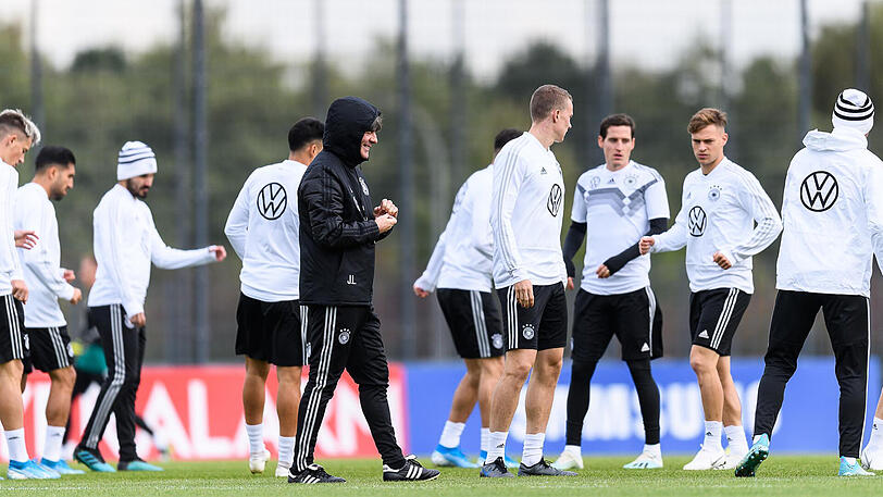 Wer spielt? Wer kann überhaupt spielen? Bundestrainer Joachim Löw beim Freitagstraining.
