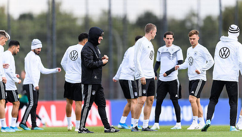 Wer spielt? Wer kann überhaupt spielen? Bundestrainer Joachim Löw beim Freitagstraining. Wer spielt? Wer kann überhaupt spielen? Bundestrainer Joachim Löw beim Freitagstraining.