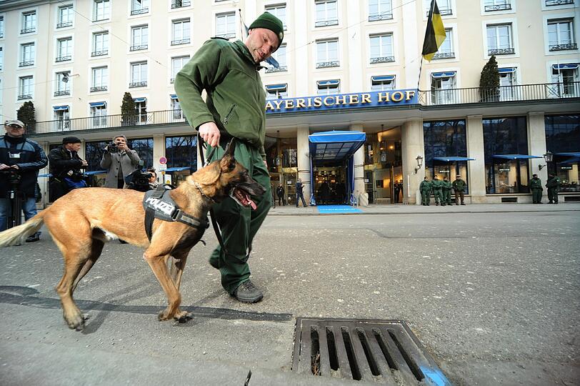 Sicherheitskoferenz: Hunde schnüffeln an den Gullis, die Polizei filzt den Bereich um den Bayerischen Hof. Die Bilder aus der Münchner City...