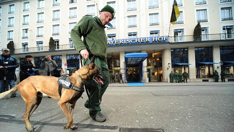 Sicherheitskoferenz: Hunde schnüffeln an den Gullis, die Polizei filzt den Bereich um den Bayerischen Hof. Die Bilder aus der Münchner City... Sicherheitskoferenz: Hunde schnüffeln an den Gullis, die Polizei filzt den Bereich um den Bayerischen Hof. Die Bilder aus der Münchner City...